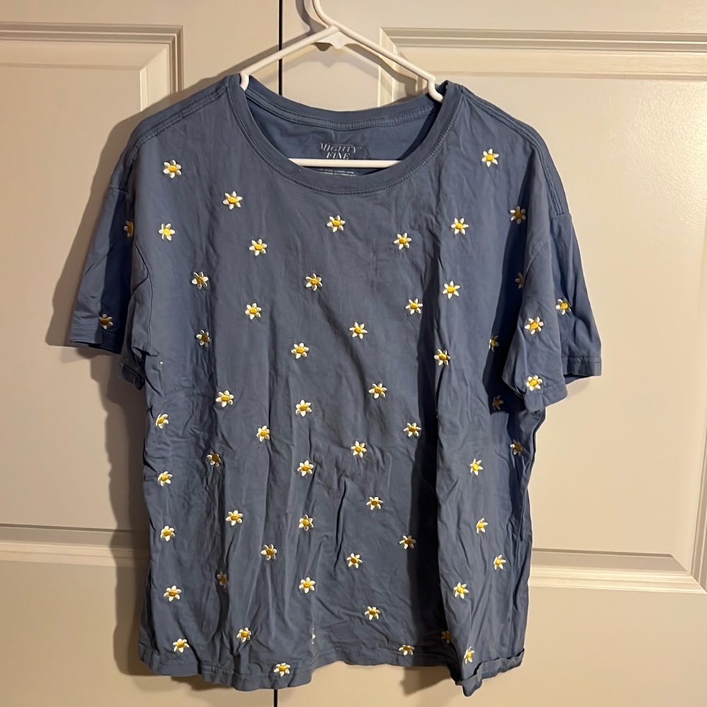 Super cute daisy t-shirt!